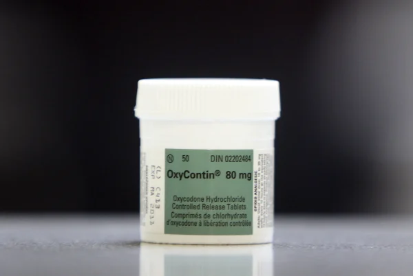 OxyContin 80 mg tablets in a sealed container.